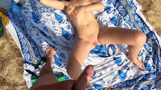 ЛУЧШАЯ ПОДБОРКА МЫ ТРАХАЕМСЯ НА ПЛЯЖЕ почти захвачены людьми вокруг, конечно, вуайеристы порно